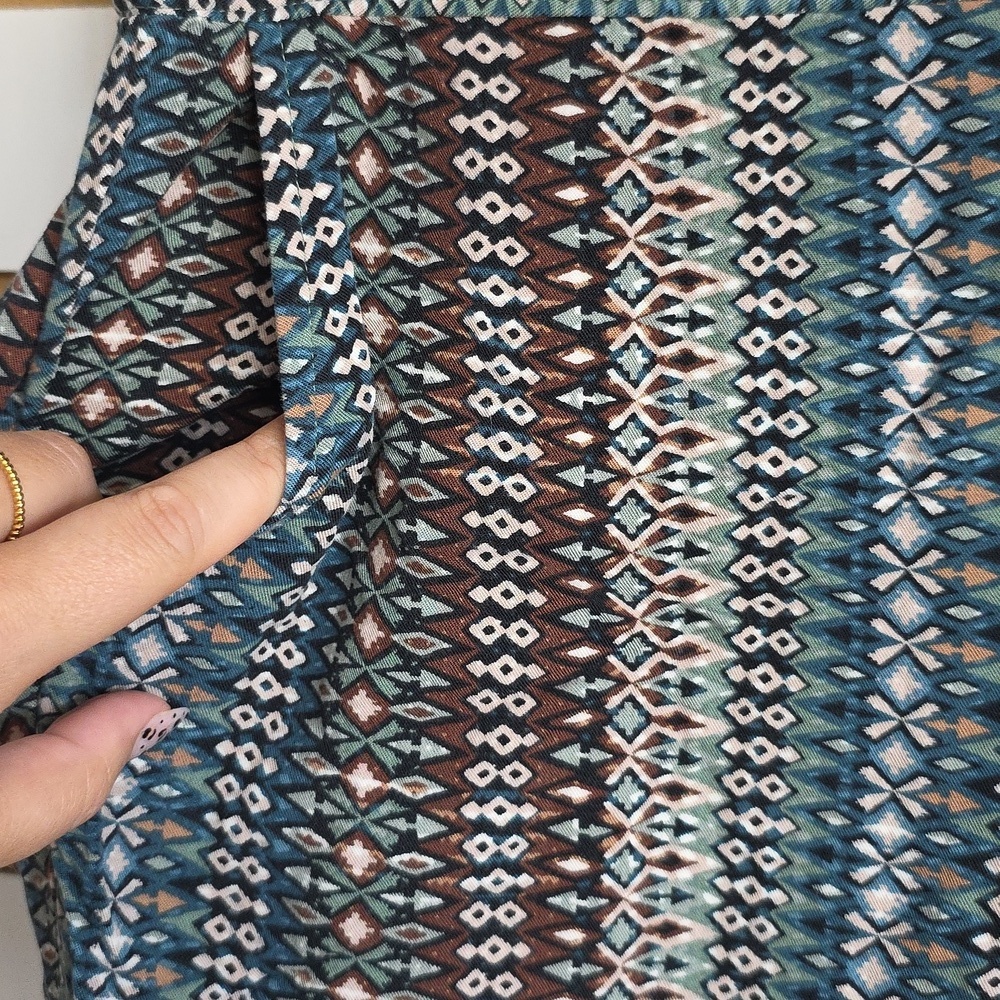 Jessica Simpson Patterned Cropped Pants - Picture 4 of 6
